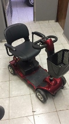 Foto 1 - Cadeira de rodas motorizada para idosos